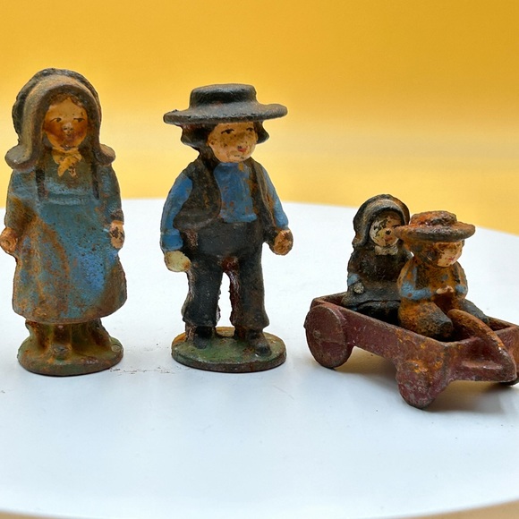 Vintage cast iron Amish family figurines, farmhouse - Picture 1 of 5